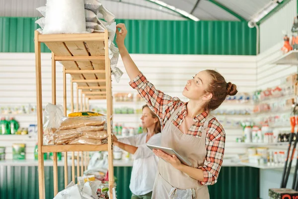 Assistente Bonito Workwear Que Está Pela Prateleira Com Fertilizadores Embalados — Fotografia de Stock