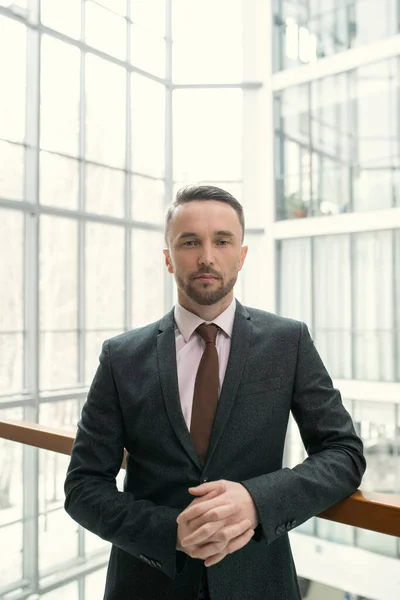 Retrato Homem Negócios Bonito Sério Com Palha Vestindo Terno Formal — Fotografia de Stock