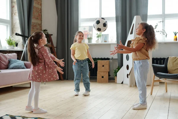 Groep Vrienden Spelen Samen Bal Terwijl Kamer Thuis Staan — Stockfoto