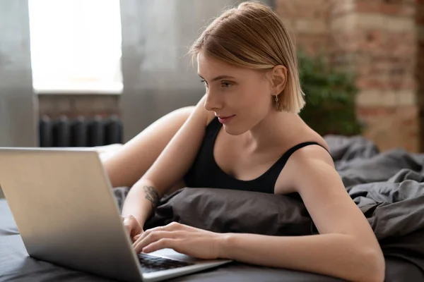 Young Woman Lying Bed Typing Laptop She Working Online Home — Stock Photo, Image