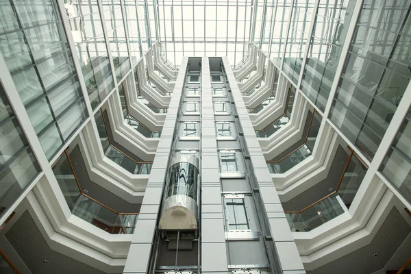 Moderne Ansicht Der Bürohalle Mit Fahrbarem Aufzug Und Schönem Panoramadach — Stockfoto