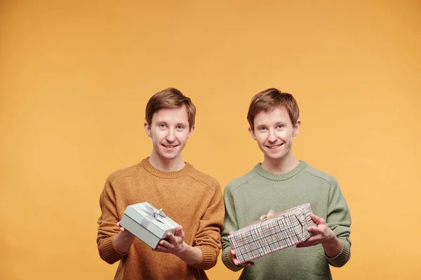 Retrato Jovens Adolescentes Bonitos Felizes Com Caixas Presente Embaladas Contra — Fotografia de Stock