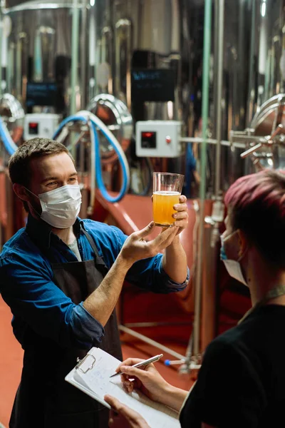 Joven Cervecero Masculino Máscara Protectora Sosteniendo Vaso Cerveza Fresca Después —  Fotos de Stock
