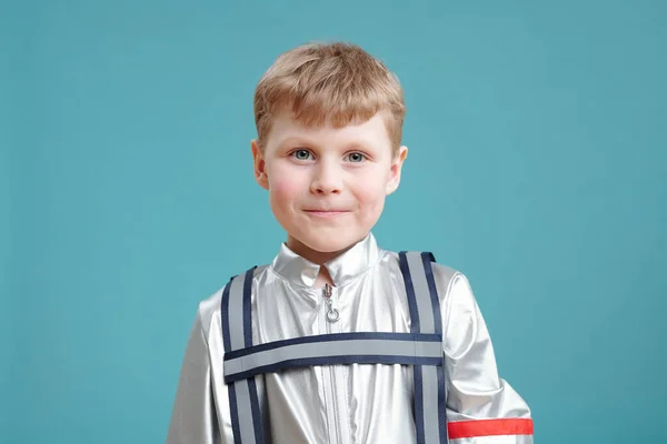 Retrato Menino Sorrindo Para Câmera Contra Fundo Azul — Fotografia de Stock