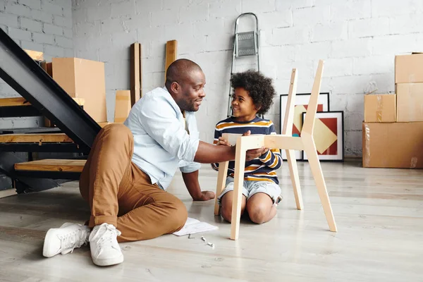 Felice Giovane Uomo Africano Guardando Suo Piccolo Figlio Carino Mentre — Foto Stock