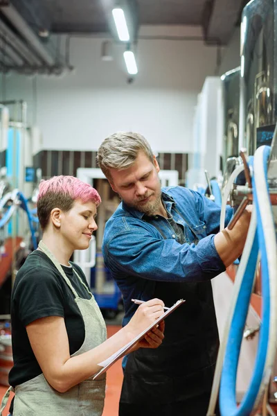 Feliz Joven Trabajadora Fábrica Producción Cerveza Tomando Notas Hablando Con —  Fotos de Stock