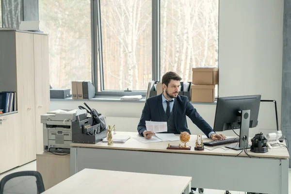 Konzentrierter Junger Manager Formellen Anzug Sitzt Schreibtisch Und Benutzt Den — Stockfoto