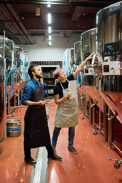Dwóch Młodych Pracowników Dużej Fabryki Piwa Dyskutuje Nowym Sprzęcie Podczas — Zdjęcie stockowe