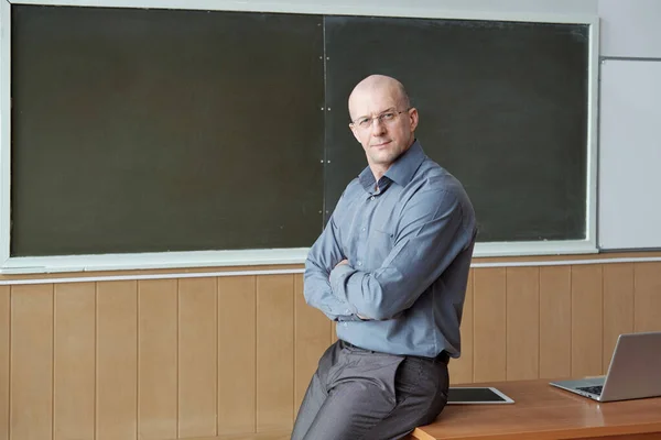 Skallig Professor Vid Universitetet Smarta Casualwear Sitter Skrivbordet Mot Svarta — Stockfoto