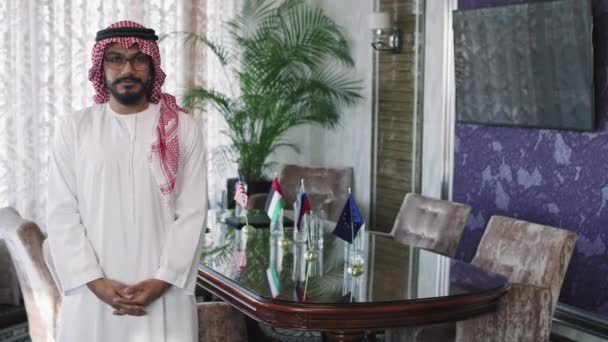 Médio Pan Slow Retrato Jovem Representante Político Dos Emirados Árabes — Vídeo de Stock