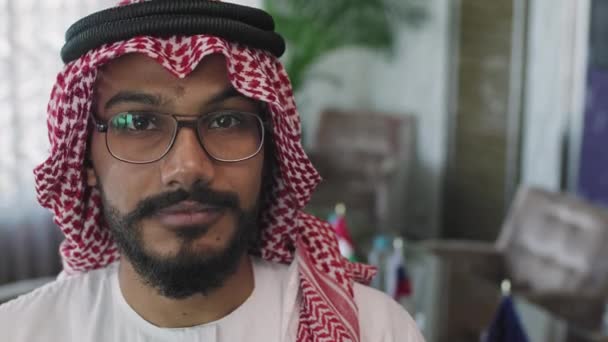 Detailní Záběr Pomalý Portrét Mladého Ministra Zahraničních Věcí Spojených Arabských — Stock video