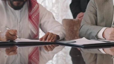 Orta bölüm PAN 'ın BAE ve Avrupa Birliği siyasi temsilcilerinin yavaşlaması başarılı müzakereler sonrasında anlaşma imzaladılar