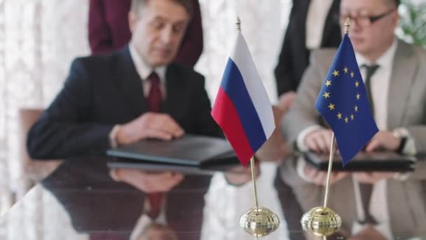 Gros Plan Sur Les Drapeaux Russie Sur Table Des Négociations — Video