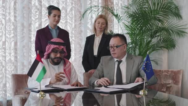 Medium Slowmo Uae Asian Political Representatives Sitting Conference Table Signing — Stock video