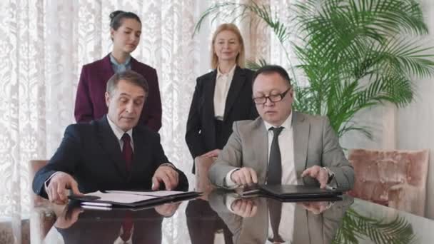 Medium Skott Kaukasiska Och Asiatiska Affärspartner Sitter Vid Förhandlingsbordet Underteckna — Stockvideo