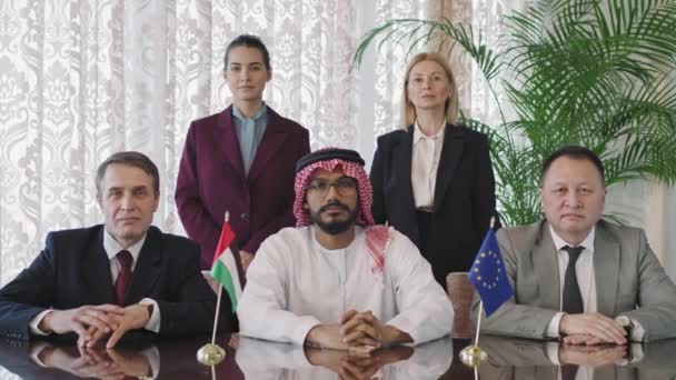 Střední Pomalý Portrét Tří Ministrů Zahraničních Věcí Středního Věku Různých — Stock video