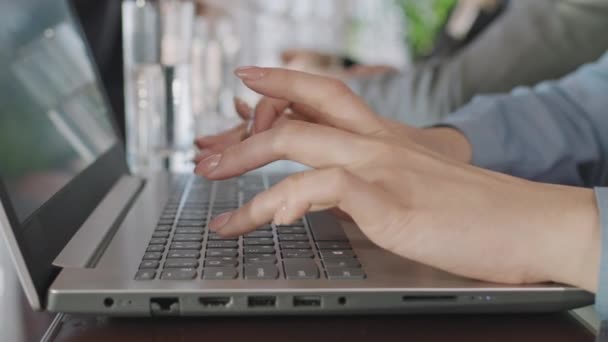Slowmo Close Pan Unrecognizable Hands Business Woman Typing Laptop Conference — Vídeo de Stock
