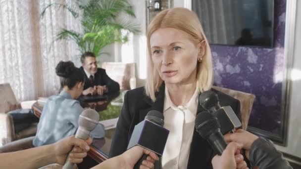 Waist Shot Successful Business Woman Being Interviewed Journalists Speaking Microphones — Vídeo de Stock