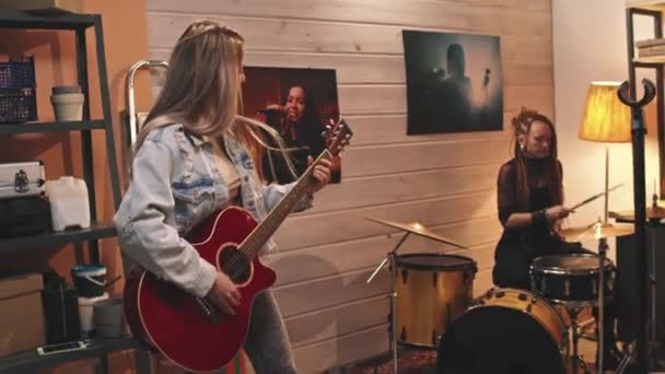 Média Lentidão Jovem Mulher Enérgica Balançando Para Fora Com Guitarra — Vídeo de Stock