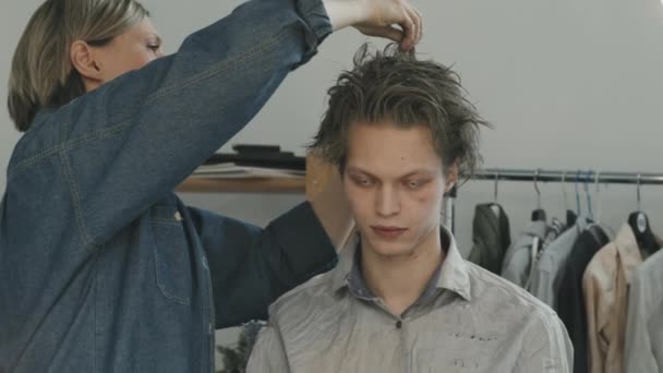 Handheld Slowmo Van Vrouwelijke Hairstylist Backcombing Haar Van Mannelijke Horror — Stockvideo