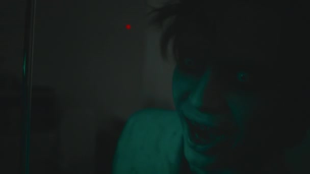 Zbliżenie Strzał Przerażający Zombie Człowiek Białymi Soczewkami Kontaktowymi Sfx Makijaż — Wideo stockowe