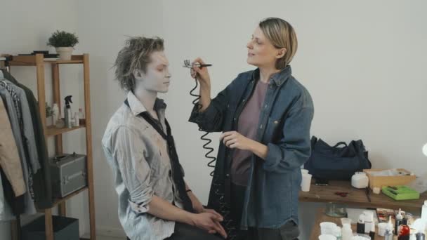 Pan Skott Glada Kvinnliga Sfx Artist Airbrushing Vit Makeup Inför — Stockvideo