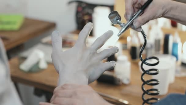 Close Lentidão Artista Maquiagem Sfx Irreconhecível Usando Máquina Airbrush Aplicando — Vídeo de Stock