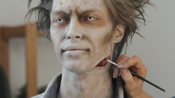 Primer Plano Mano Artista Maquillaje Sfx Irreconocible Usando Cepillo Haciendo — Vídeos de Stock