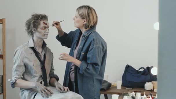 Pan Einer Professionellen Visagistin Mit Pinsel Und Sfx Zombie Make — Stockvideo