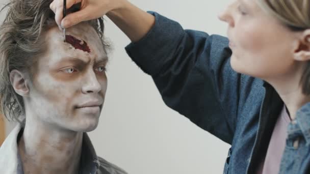 Pan Shot Female Sfx Makeup Artist Creating Fake Wound Forehead — Stock Video