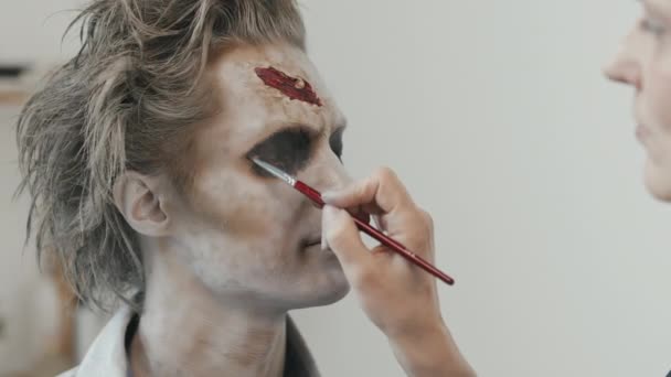 Zbliżenie Ujęcia Profesjonalnego Makijażysty Sfx Stosującego Czarne Powieki Powiekach Mężczyzny — Wideo stockowe