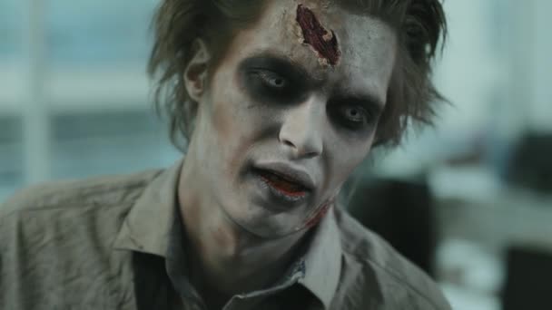 Primer Plano Hombre Zombie Con Muerte Cerebral Con Maquillaje Sfx — Vídeos de Stock