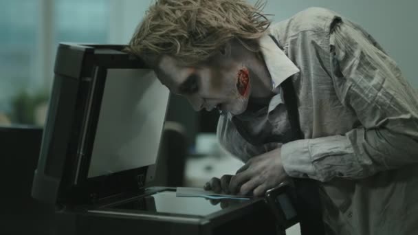 Ofiste Fotokopi Makinesiyle Yırtık Gömlekli Kravatlı Sfx Makyajlı Homurdanan Zombi — Stok video