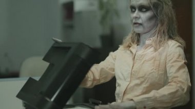 SFX makyajlı ve beyaz lensli zombi iş adamlarının fotokopi yapıp ofiste çalışan el kameraları.