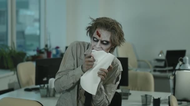 Портретний Знімок Зомбі Людини Контактними Лінзами Макіяж Sfx Підроблені Рани — стокове відео