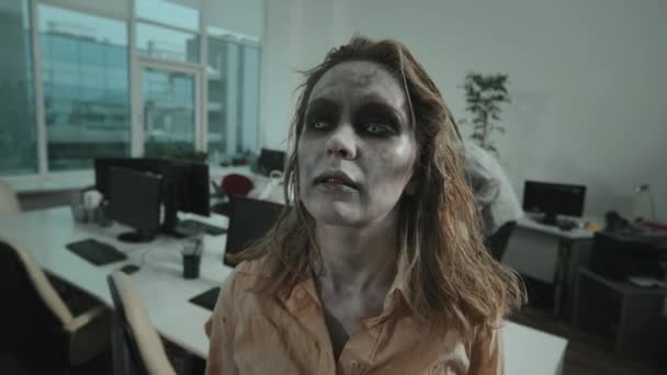 Close Van Hersenloze Vrouwelijke Zombie Met Contactlenzen Enge Sfx Make — Stockvideo