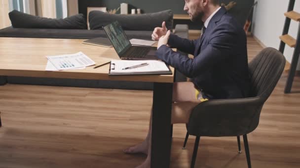 Inclinando Side View Lentidão Empresário Sucesso Terno Ter Conversa Vídeo — Vídeo de Stock