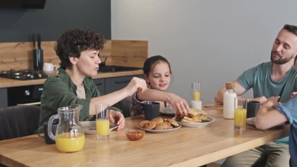 Plan Pan Moyen Famille Caucasienne Moderne Avec Deux Fils Une — Video