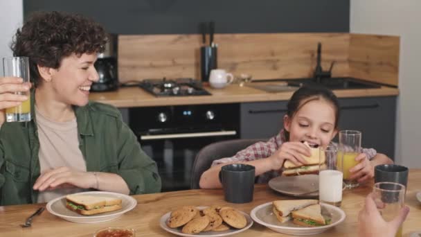 Slowmo Medium Pan Shot Alegre Familia Caucásica Con Dos Niños — Vídeos de Stock