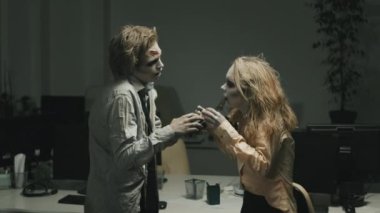 SFX makyajlı ve kirli çamaşırları yırtık zombi sevgilisine iş yerinde hediye veren yavaş zombi bir adamla orta boy fotoğraf.