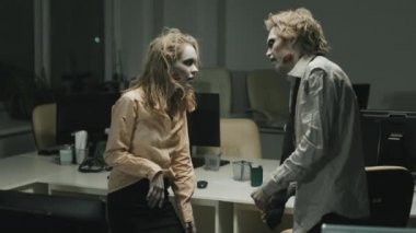 Ürkütücü makyajları ve kirli kıyafetleri olan ve geceleri ofiste sohbet etmeye çalışan akılsız kadın ve erkek zombilerin yavaş çekimleri.