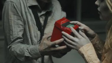 Zombi sevgilisinin zombi sevgilisine nişan yüzüğü hediye ettiği yakın plan.