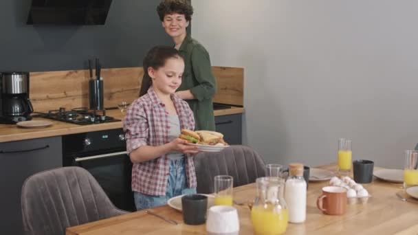 Keyifli Bir Kadının Orta Boy Pan Shot Kahvaltıda Yapımı Sandviç — Stok video