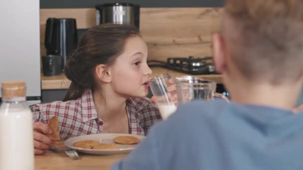 Powolna Talia Zdjęcia Ładnej Latki Jedzącej Śniadanie Rodziną Jedzącej Ciasteczka — Wideo stockowe