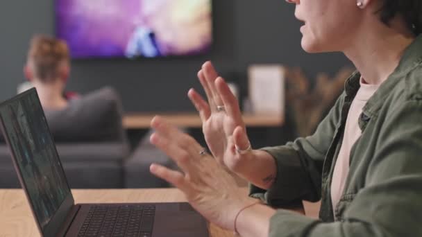 Incline Lentidão Vídeo Mulher Moderna Chamando Com Colegas Laptop Trabalhando — Vídeo de Stock