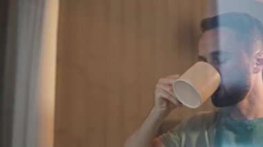 Düşünceli, üzgün, sıcak çay içen, pencereye bakıp hayatı düşünen bir adamın penceresinden.