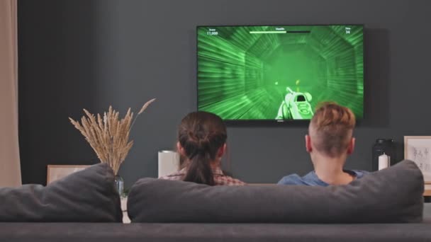 Rückansicht Geschwister Grundalter Sitzen Auf Sofa Modernen Wohnzimmer Und Spielen — Stockvideo