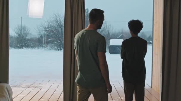 Pandangan Belakang Lamban Pasangan Tercinta Berdiri Dekat Jendela Panorama Rumah — Stok Video