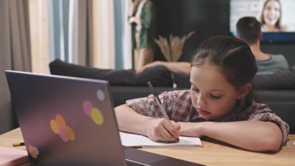 Slowmo Pan Médio Closeup Menina Inteligente Fazendo Lição Casa Escola — Vídeo de Stock