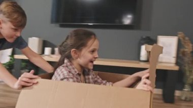 Ağabeyi taşradaki evlerinin oturma odasında eğlenirken karton araba kullanan tatlı küçük kızın yavaş yavaş izini sürüyordu.